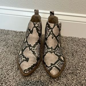 Universal Thread Snakeskin Booties